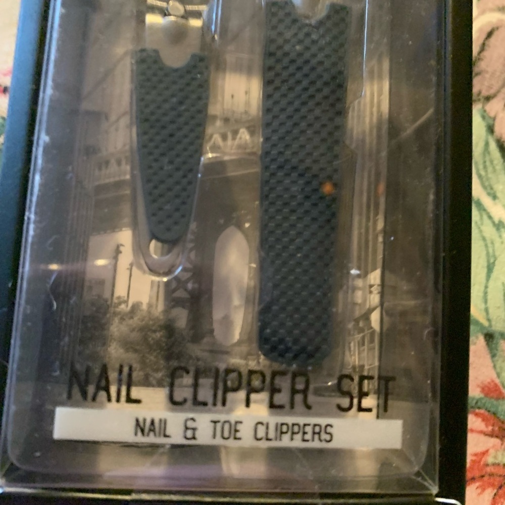 💄SOLD💄Black Nail Clipper Set - Picture 2 of 2